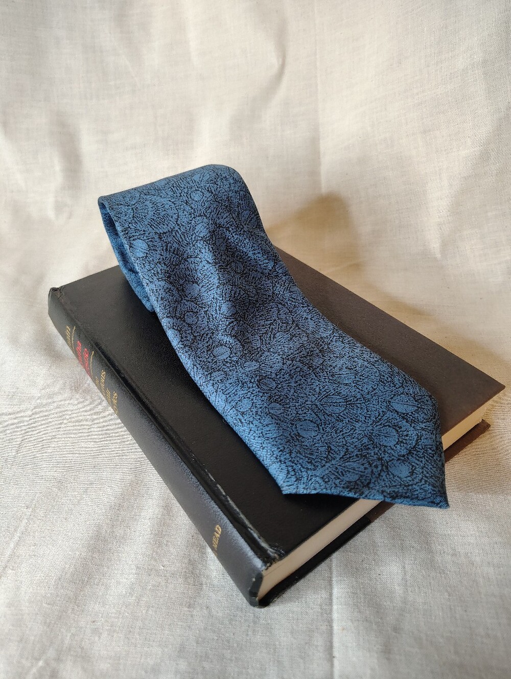Vintage 1990s Halabrese Silk Blue Abstract Flower Pattern Narrow 3" Necktie